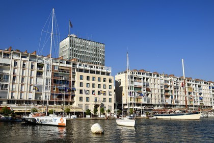 France, Var (83), Toulon, le Port, barres d'immeubles conçues par De Mailly suite aux bombardements de 1944, l'immeuble de l'Hotel de Ville en arrière plan