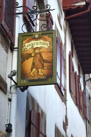 France, Pyrénées-Atlantiques (64), Pays-Basque, Saint-Jean-Pied-de-Port, rue de la Citadelle sur le chemin de Saint-Jacques-de-Compostelle, enseigne de l'auberge du pélerin