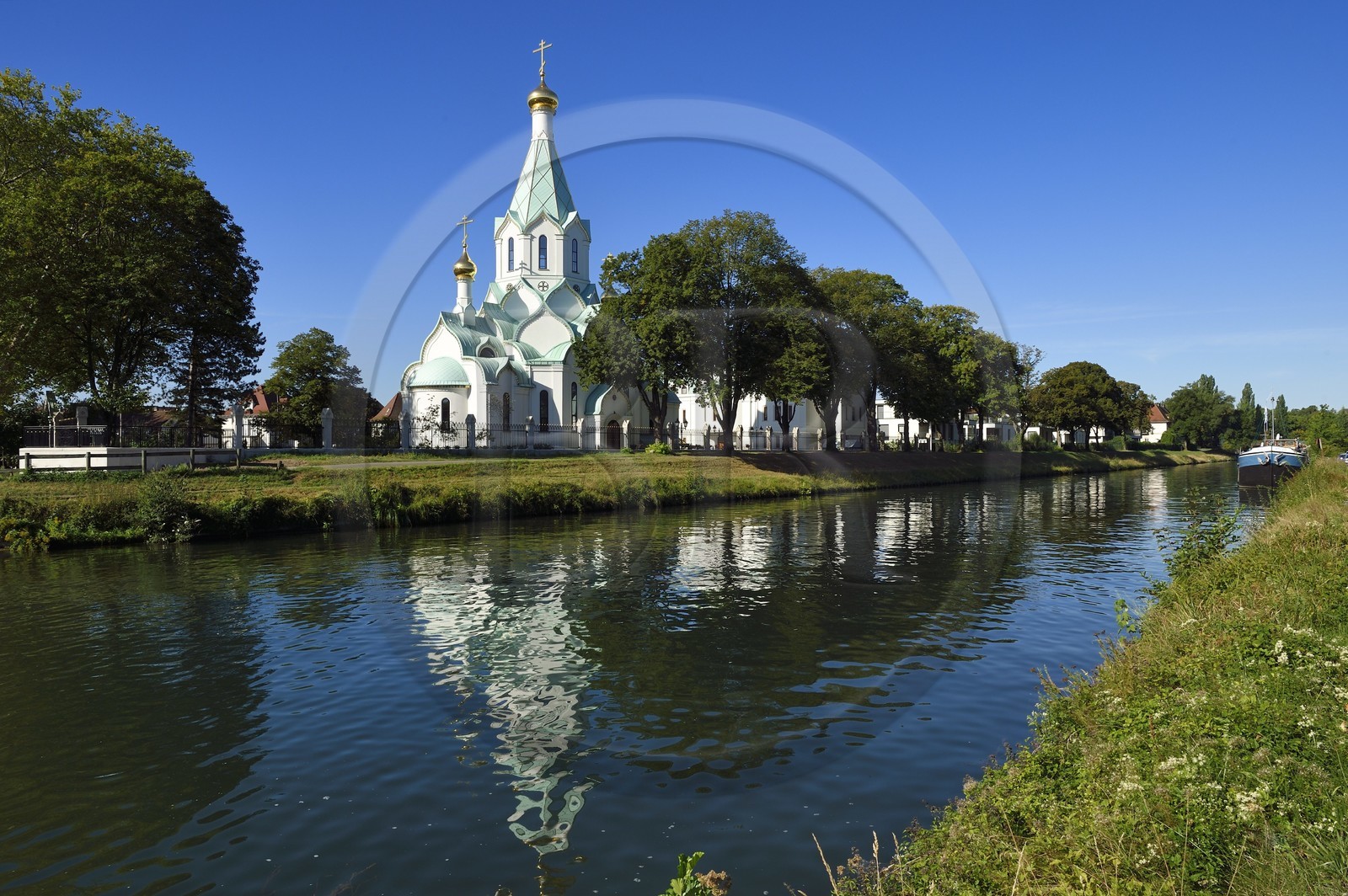 France, Bas-Rhin (67), Strasbourg, Quartier des Quinze, l’église orthodoxe de Tous-les-Saints au bord du canal de la Marne au Rhin