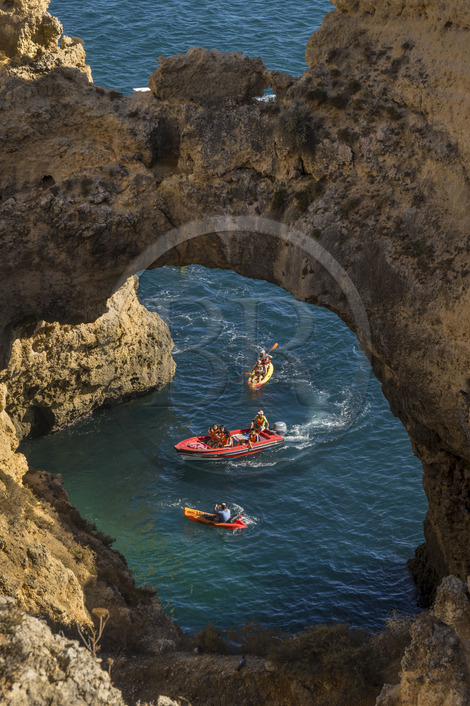 Portugal, Algarve, Lagos, randonnée en kayak au pied des falaises escarpées de la Ponta da Piedade