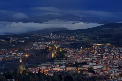 France, Haute-Loire (43), Le Puy-en-Velay, étape classée Patrimoine Mondial de l'UNESCO dans le cadre des chemins de Compostelle, vue sur la ville avec la Chapelle Saint-Michel d'Aiguilhe perchée sur un piton volcanique à gauche, la statue Notre Dame de France (de 1860) sur le Rocher Corneille surplombant la cathédrale Notre Dame de l'Annonciation du XIIe siècle à droite