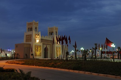 Maroc, région de l'Oriental, station balnéaire de Mediterrania Saïdia, porte de la Médina Saidia galerie marchande construite sous forme de médina marocaine