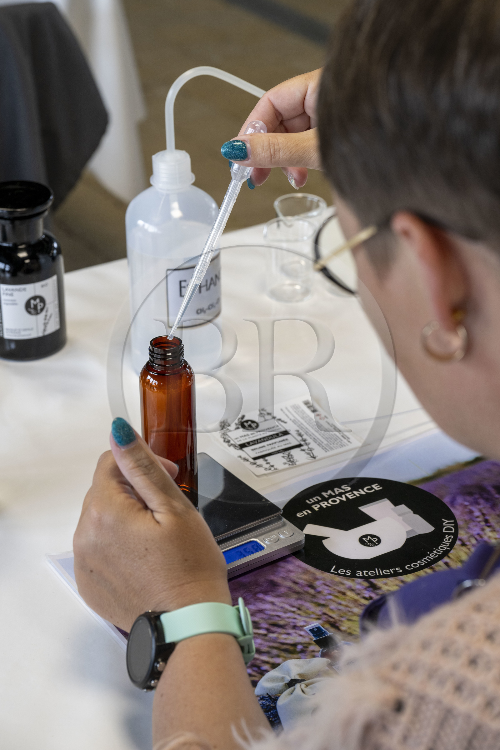 France (30), Gard, Bellegarde, ferme de plantes aromatiques Un Mas en Provence, fabrication de cosmétiques aux huiles essentielles bio de lavande