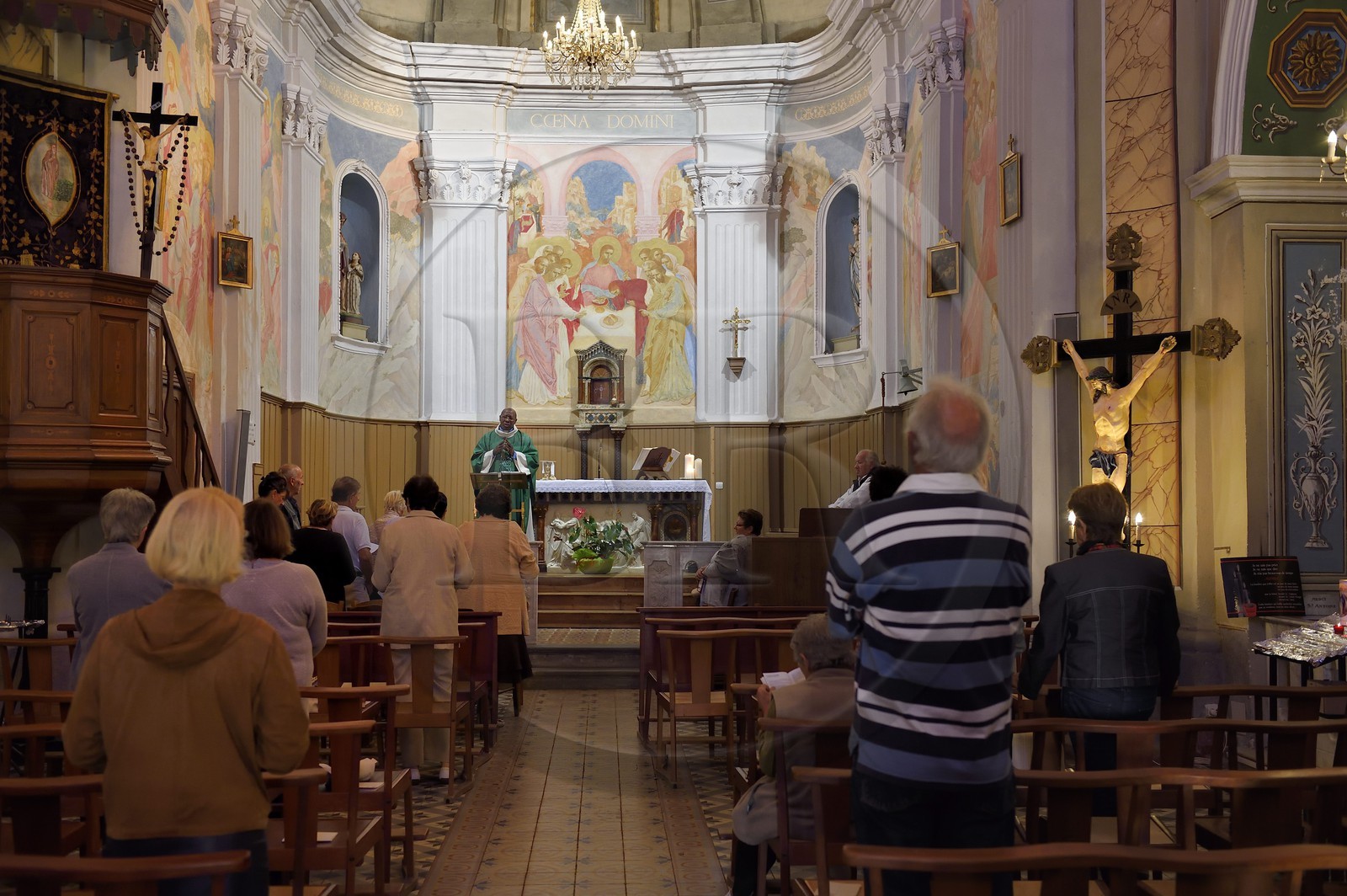 France, Corse-du-Sud (2A), Cargèse, l'église de l'Assomption dite latine édifiée au XIXe siècle, la messe dominicale