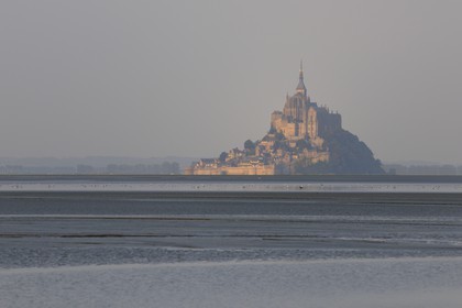 France, Manche (50), le Mont à l'aube depuis la Baie du Mont-Saint-Michel