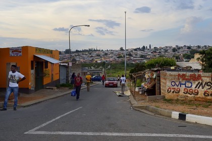 Afrique du Sud, province de Gauteng, Johannesburg, Soweto, quartier de Diepkloof, le township le long de Immink drive