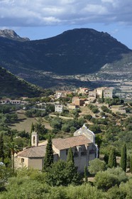 France, Haute-Corse (2B), Balagne, église Notre Dame de Latio (Lazio) et le village de Pigna en arrière plan
