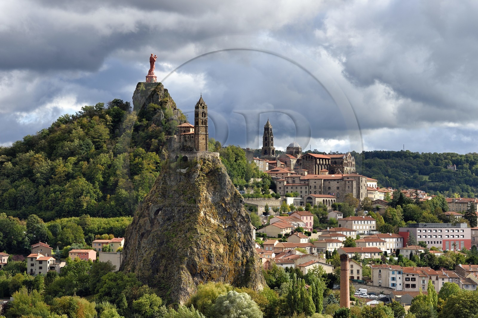 France, Haute-Loire (43), Le Puy-en-Velay, étape classée Patrimoine Mondial de l'UNESCO dans le cadre des chemins de Compostelle, vue sur la ville avec la Chapelle Saint-Michel d'Aiguilhe perchée sur un piton volcanique au premier plan, la statue Notre Dame de France (de 1860) sur le Rocher Corneille surplombant la cathédrale Notre Dame de l'Annonciation du XIIe siècle en arrière plan