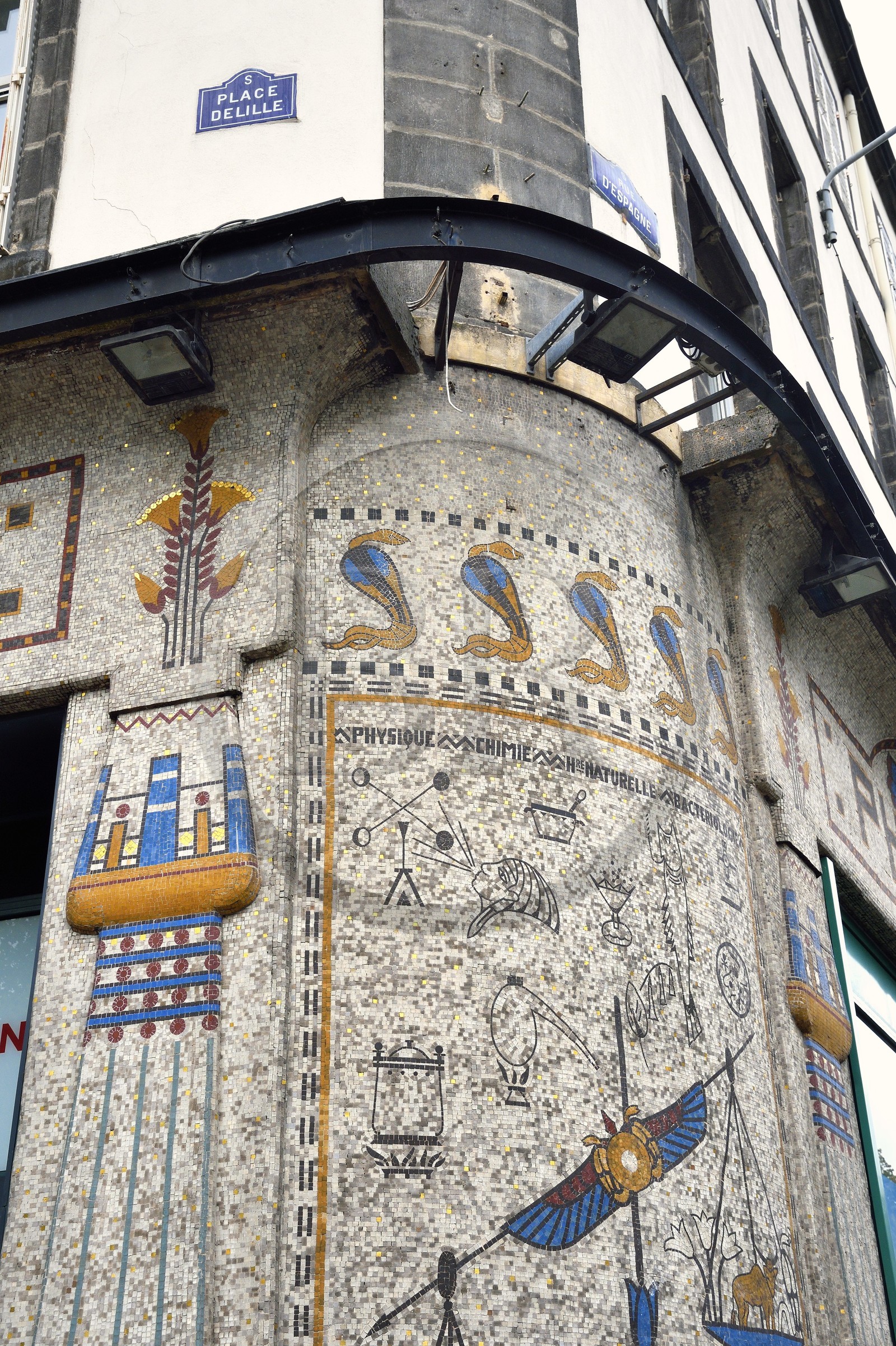 France, Puy-de-Dôme (63), Clermont-Ferrand, Pharmacie Gros place Delille, devanture à l'égyptienne datant de 1921 de l'architecte clermontois Louis Jarrier avec des mosaïques de Gentil et Bourdet