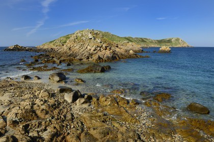 France, Côtes-d'Armor (22), Perros-Guirec, archipel et réserve ornithologique de Sept-Iles, Ile aux Moines et l'Ile Bono en arrière plan