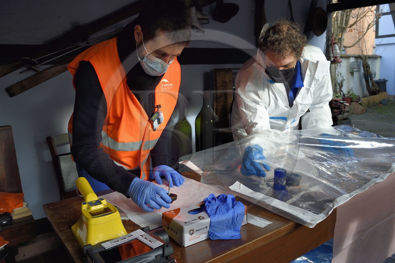 France, Bas-Rhin (67), Schiltigheim, intervention de deux ingénieurs de l’Agence nationale pour la gestion des déchets radioactifs (Andra) chez des particuliers pour enlever la radioactivité d’un modèle rare de fontaine au radium centenaire