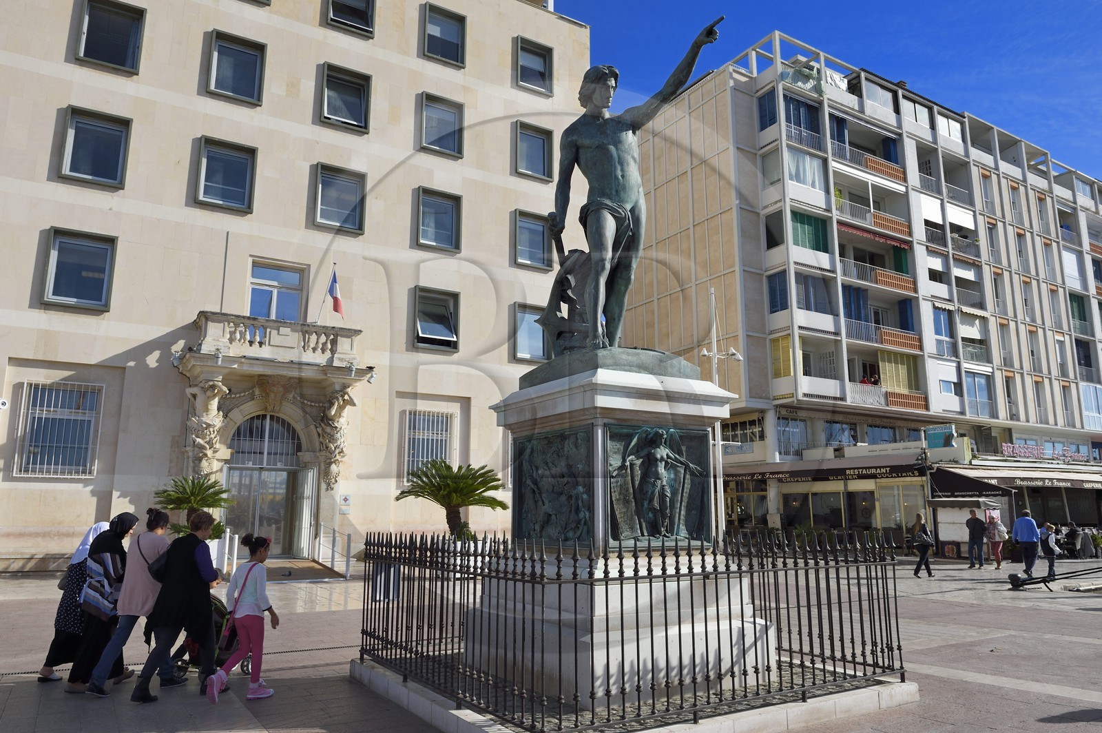 France, Var (83), Toulon, quai Cronstadt, statue du Génie de la Navigation de 1847 appelée Cuverville par les toulonnais devant les barres d'immeubles conçues par De Mailly suite aux bombardements de 1944