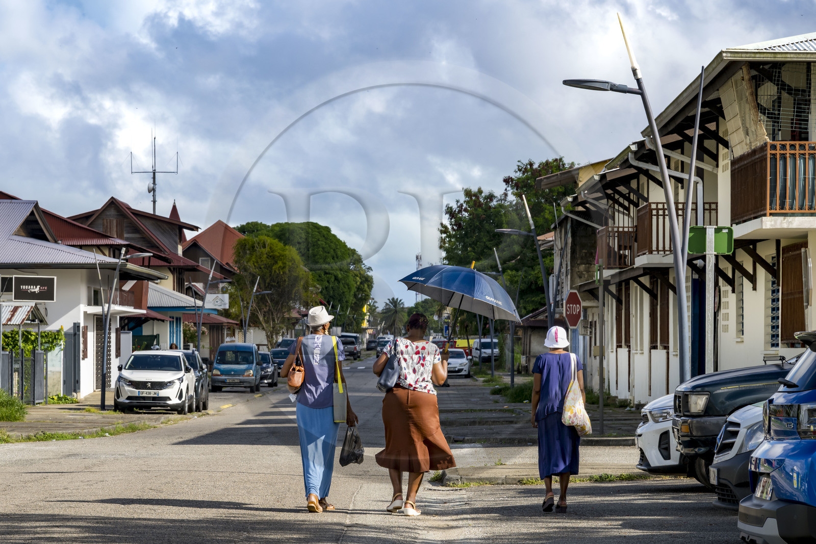 France, Guyane, Kourou, trois femmes marchant dans la vieille ville