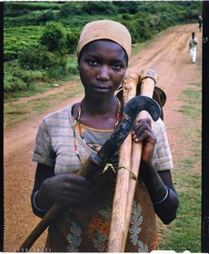 Burundi, province de Bujumbura, région d'Ijenda, femme Hutu revenant des champs, les scarifications qu'elle porte sur le visage montre qu'elle est Hutu, les Tutsi n'en ayant jamais au visage, les Hutu sont d'origine Bantou et traditionnellement des cultivateurs, la plupart d'entre eux étaient encore récemment des métayers comme la terre ne leur appartenait pas (reproduction plan-film inversible 4x5)