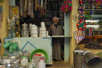 Egypte, Haute Egypte, Nubie, vallée du Nil, Assouan, le souk, quincaillerie