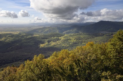 France, Bas-Rhin (67), Orschwiller, le versant Est des Vosges vers Thannenkirch en arrière plan à droite vu depuis le chateau du Haut-Koenigsbourg