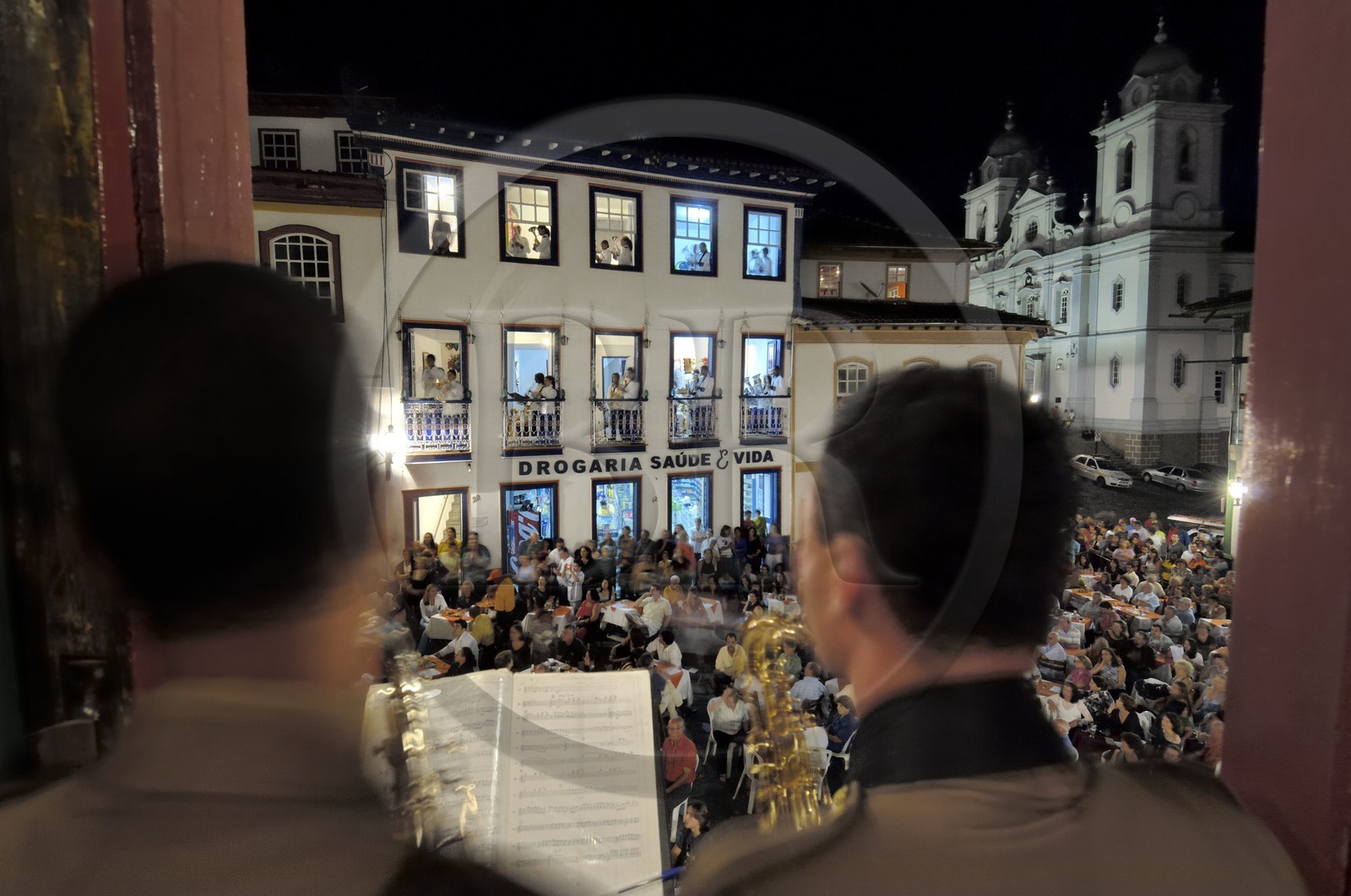 Brésil, Etat du Minas Gerais, ville de Diamantina, centre historique classé Patrimoine Mondial de l 'UNESCO, à l'occasion d'un grand concert de rue bi mensuel, les deux ochestres de la ville jouent perchés aux fenêtres entourant la petite place (Route de l'or, Estrada Real)