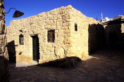 Jordanie, Petra, Hôtel Taybet Zaman (ancien village transformé) et mosquée
