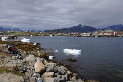 Groenland, ville de Nanortalik, Inuit en vêtements traditionnels en peau de phoque