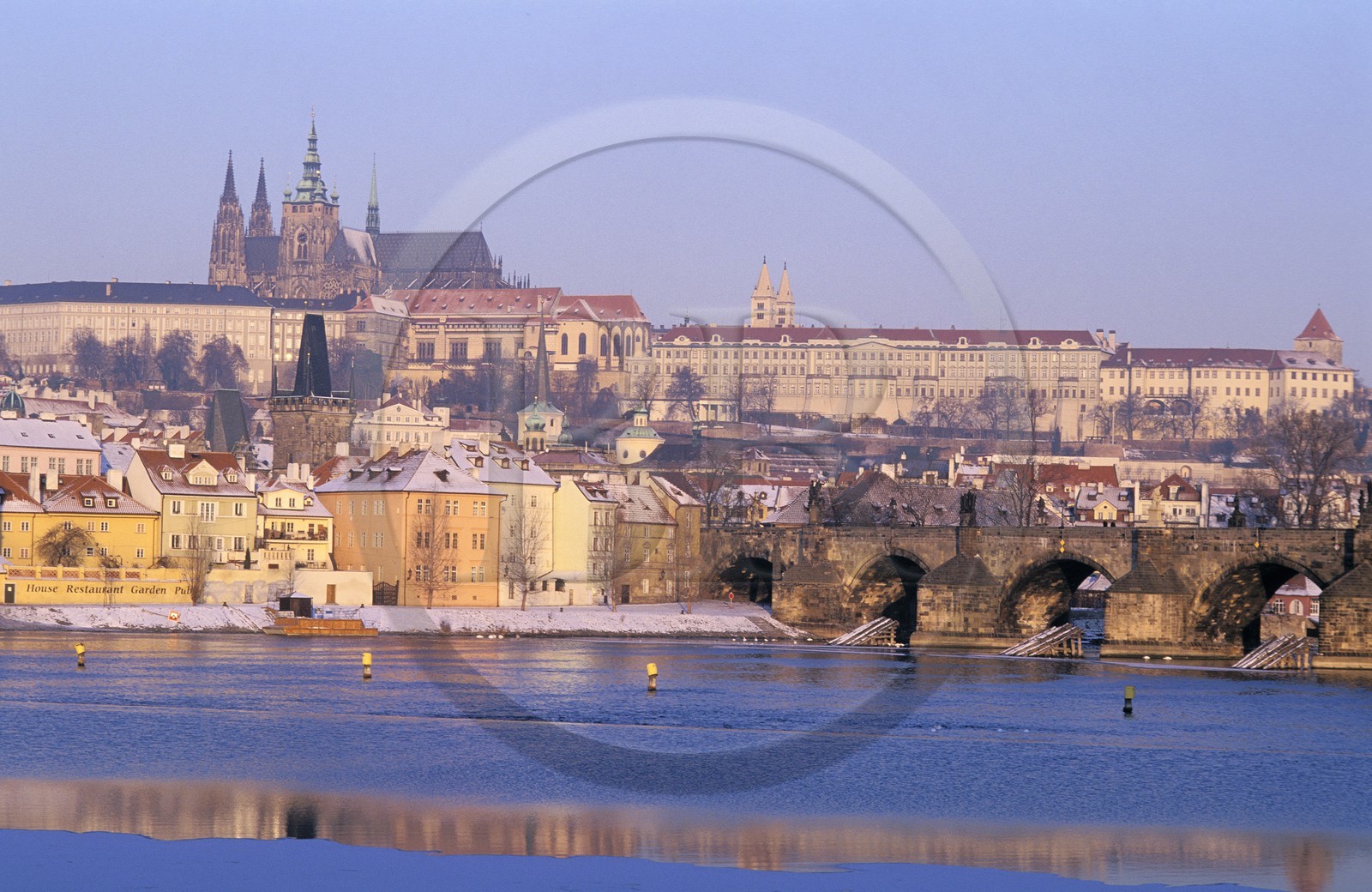 République Tchèque, Prague, le Pont Charles sur la Vltava devant le quartier de Mala Strana et la cathédrale Saint Guy dans le château