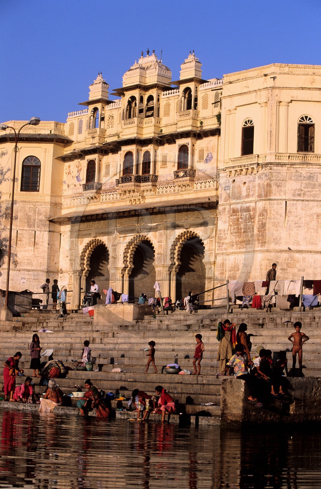Inde, état du Rajasthan, Udaipur, ghats sur le lac Pichola