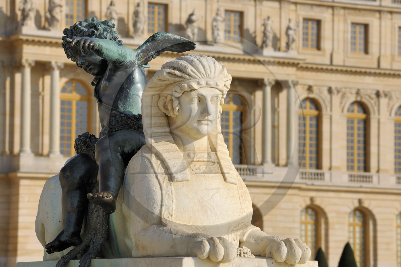 France, Yvelines (78), parc du château de Versailles, classé Patrimoine Mondial de l'UNESCO, parterre du Midi, sphinx devant le château