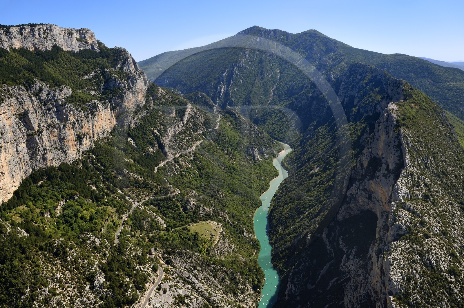 Var (83) rive gauche et Alpes-de-Haute-Provence (04) rive droite, Parc Naturel Régional du Verdon, le Grand Canyon des Gorges du Verdon entre Le Galetas et le Cirque de Vaumale en arrière plan (vue aérienne)