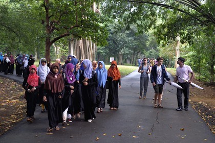 Sri Lanka, province du centre, Kandy, jardin botanique de Peradeniya, sortie scolaire de jeunes filles musulmanes et touristes