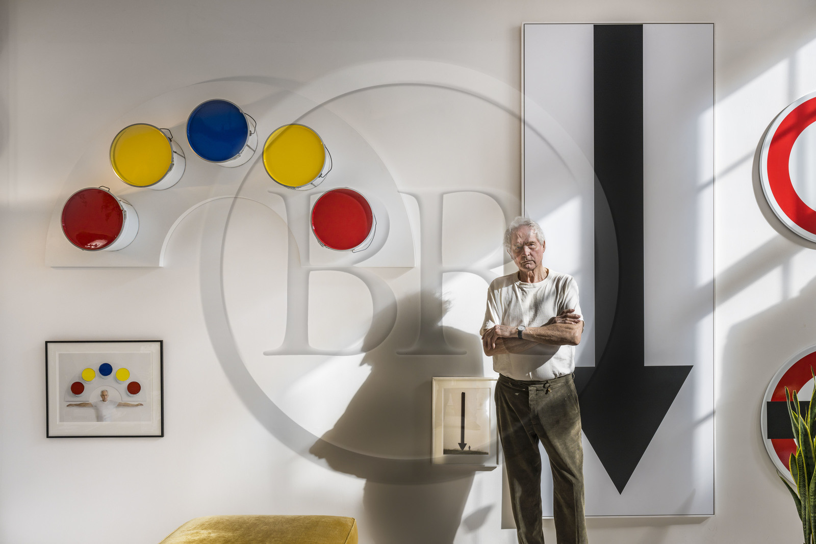 France, Paris (75), l'artiste plasticien Jean-Pierre Raynaud dans son appartement atelier