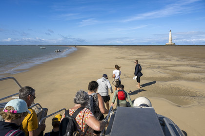 France, Gironde (33), le Verdon-sur-Mer, plateau rocheux de Cordouan, phare de Cordouan, classé Patrimoine Mondial de l'UNESCO, visite du phare avec transfert par bateau et chaland amphibie des croisières La Sirène
