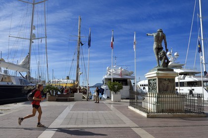 France, Var (83), Toulon, quai Cronstadt sur le port, statue du Génie de la Navigation de 1847 appelée Cuverville par les toulonnais