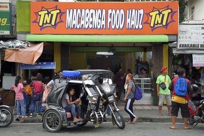 Philippines, province de Nueva Ecija, Bambang, tricycle moto-taxi dans la rue principale