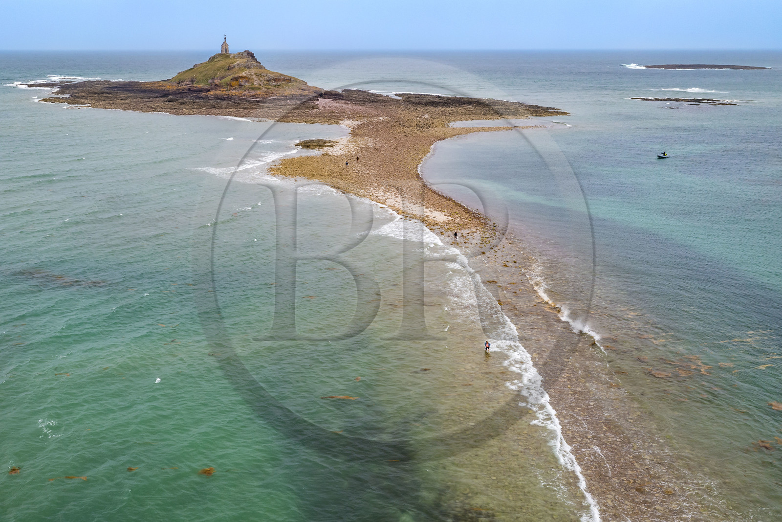 France, Côtes d'Armor (22), Grand Site de France Cap d'Erquy – Cap Fréhel, Erquy, l'Ilot Saint-Michel surmonté de la chapelle Saint-Michel accessible à pied à marée basse, passage du tombolo à marée montante (vue aérienne)