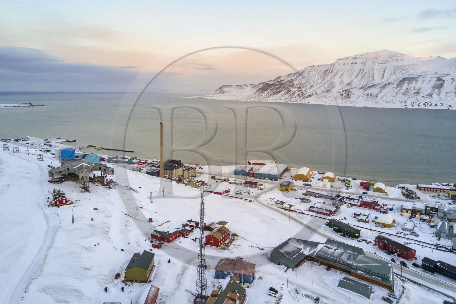 Norvège, Svalbard, Spitzberg, la ville de Longyearbyen en bordure de l'Adventfjorden (vue aérienne)