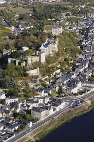 France, Indre-et-Loire (37), Vallée de la Loire classée Patrimoine Mondial de l' UNESCO, Chinon et son château au bord de la Vienne (vue aérienne)