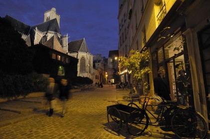 France, Paris (75), eglise Saint-Gervais-Saint-Protais et la rue des Barres de nuit