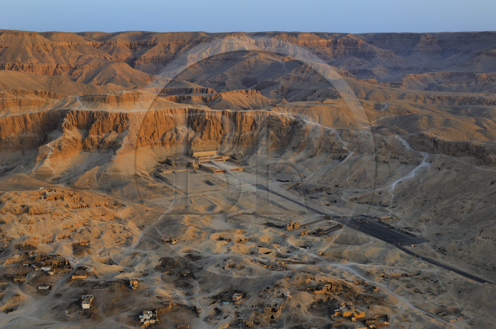 Egypte, Haute Egypte, vallée du Nil, environs de Louxor, nécropole thébaine classée Patrimoine Mondial de l'UNESCO, Thèbes Ouest, Deir el Bahari, temple d'Hatchepsout (vue aérienne)