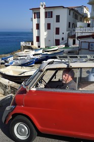 France, Pyrénées-Atlantiques (64), la côte du Pays-Basque, Guéthary, le journaliste, écrivain et réalisateur Alain Gardinier au volant de sa BMW Isetta
