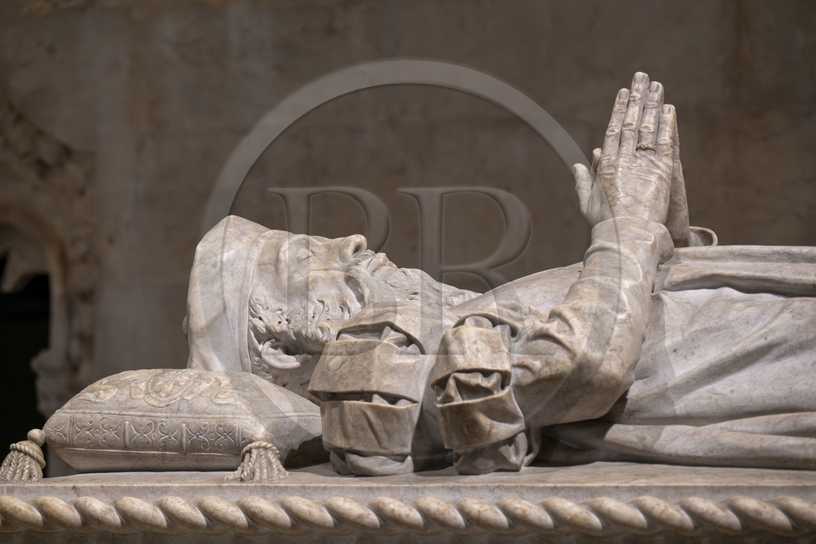 Portugal, Lisbonne, Bélem, Monastere des Hiéronymites (Mosteiro dos Jerónimos), classé Patrimoine Mondial de l'UNESCO, église Santa Maria, tombeau de Vasco de Gama sculpté de cordages, de sphères armillaires et autres emblèmes marins, il est de style manuélin