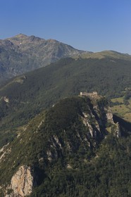 France, Ariège (09), Pays d' Olmes, château cathare de Montségur perché sur un pog et les Pyrénées (vue aérienne)