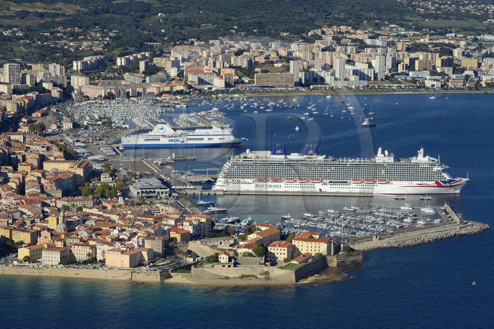 France, Corse-du-Sud (2A), Ajaccio, la citadelle dans la vieille ville et le port (vue aérienne)