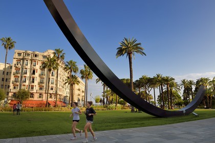 France, Alpes-Maritimes (06), Nice, la Promenade du Paillon, l'Arc 115°5 de Bernar Venet dans le jardin Albert 1er