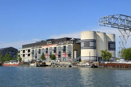 France, Rhône (69), Lyon, nouveau quartier de La Confluence au sud de la Presqu'île, Quai Rambaud, la Sucrière ancien entrepôt des années 1930 accueille depuis 2003 la biennale d'art contemporain