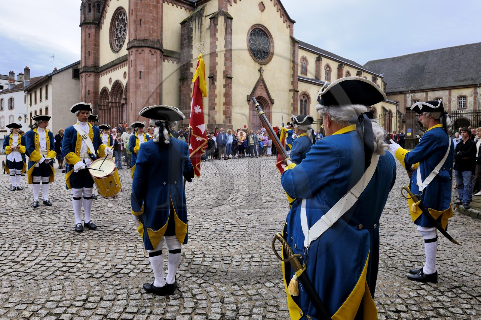 France, Vosges (88), Senones, capitale de l’ex-Principauté de Salm-Salm rattachée à la France en 1793, la relève de la Garde dans la cour de l'ancienne abbaye