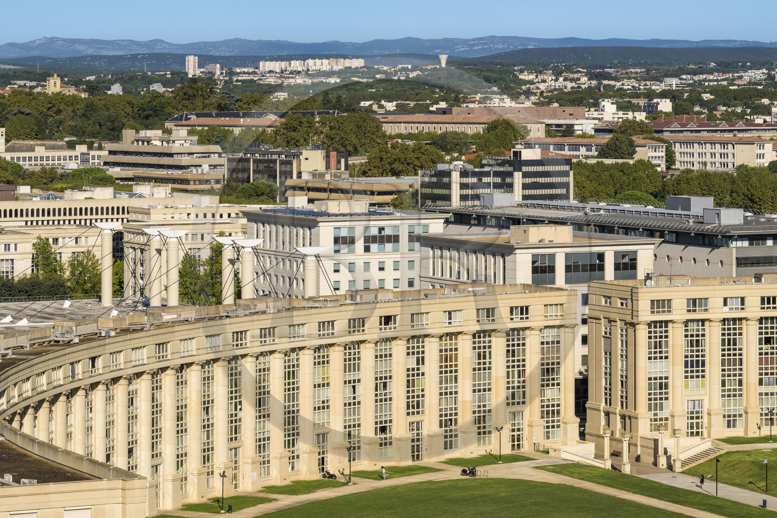 France, Hérault (34), Montpellier, quartier d'Antigone conçu par l'architecte catalan Ricardo Bofill, immeubles à colonnades sur la place de l'Europe