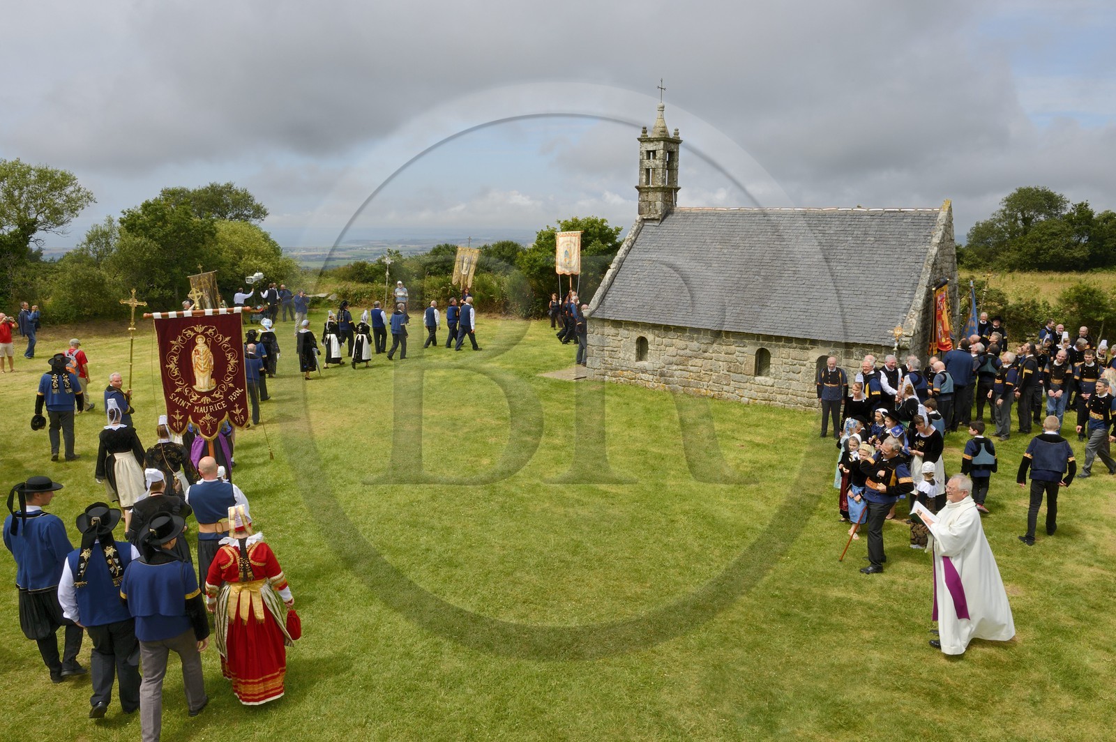 France, Finistère (29), Locronan, la procession de la Troménie arrive à la chapelle ti ar sonj au sommet de la montagne Saint-Ronan, Plas ar c'horn (le lieu de la corne) est le lieu de la 10ème et principale station