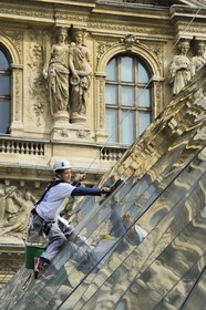 France, Paris (75), le musée du Louvre, laveurs de vitres sur la façade en verre de la pyramide de l'architecte Ieoh Ming Pei