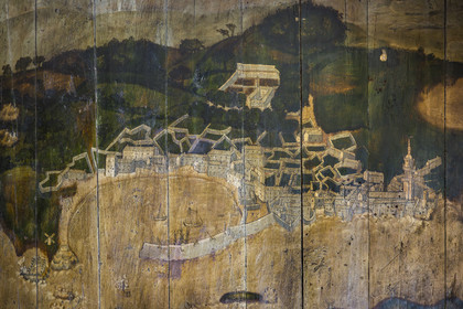 France, Finistère (29), Roscoff, maison d'armateur dite de la Porte Noire construite à la fin XVIème siècle par les frères James et appartenant aujourd'hui à Christian Kulig, chambre du maître avec peintures murales sur cloisons de bois représentant Roscoff au XVIIIème siècle, plan de la ville vers 1640