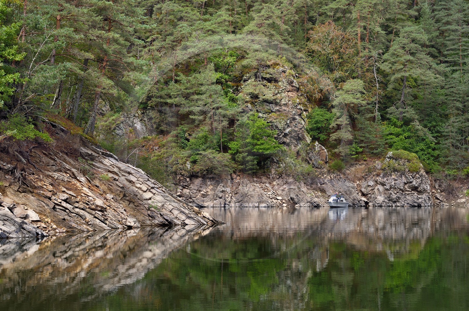 France, Cantal (15), Gorges de la Truyère, pêcheurs à la ligne sur la rivière en amont du viaduc de Garabit