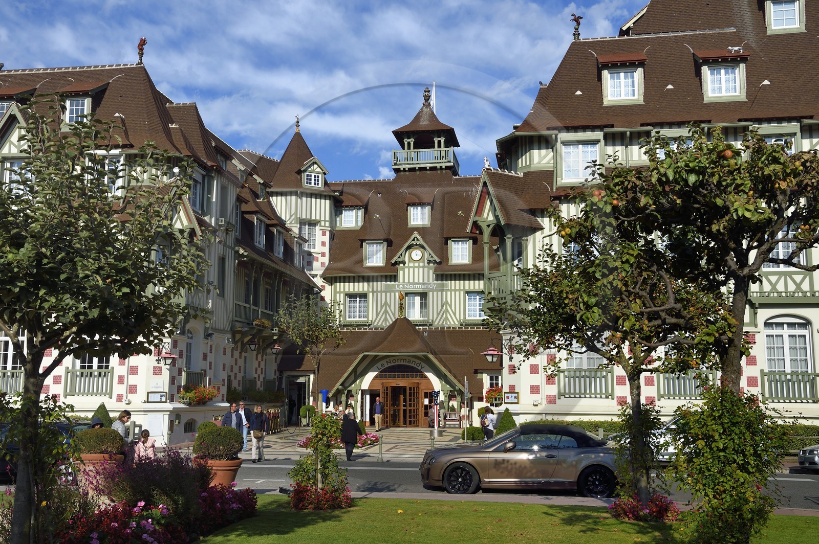 France, Calvados (14), Pays d'Auge, Deauville, Bentley garée devant l'Hotel Normandy Barriere